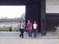 himeji-andrew_hayato_parita-under_main_gate.jpg